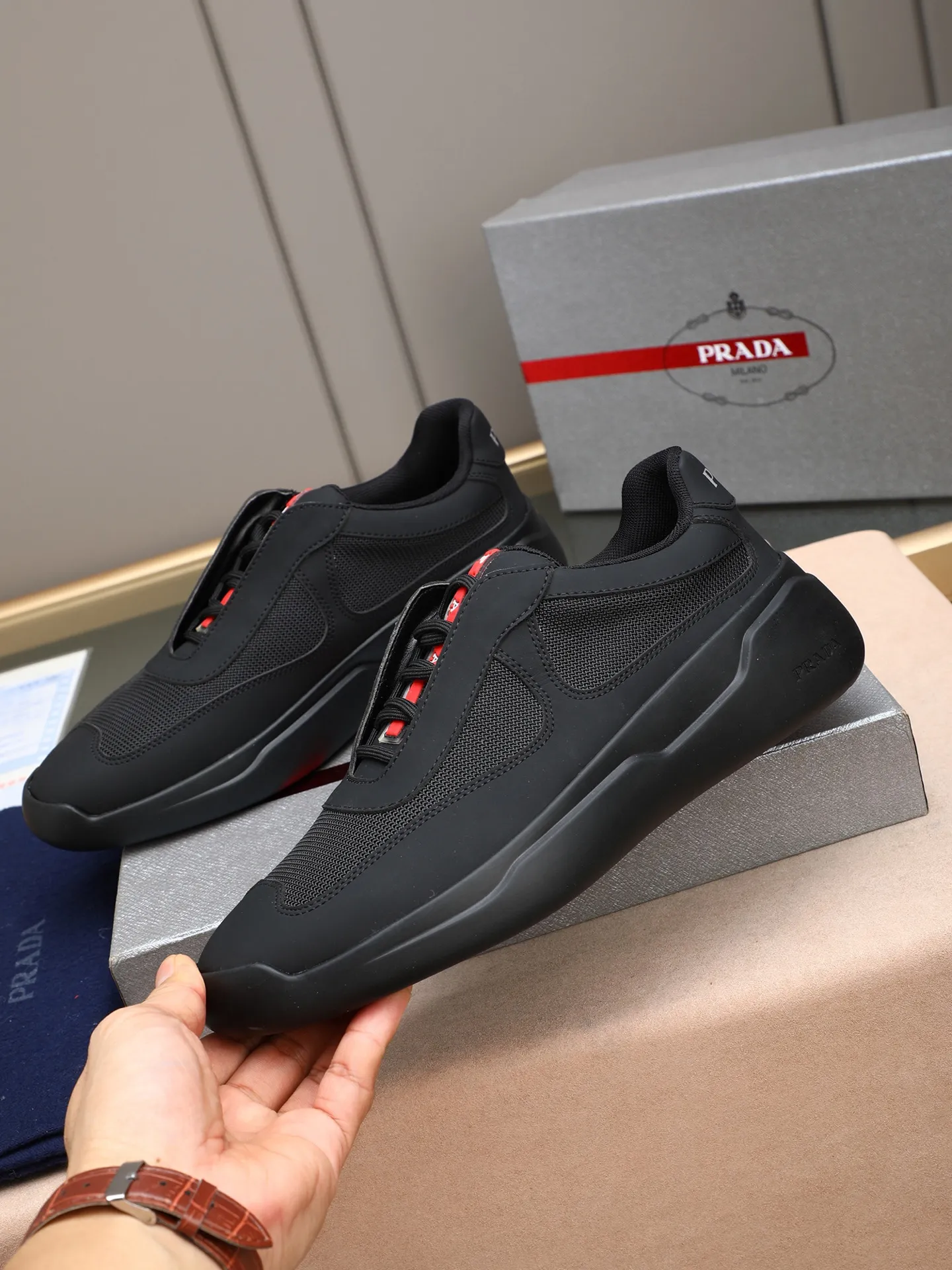 Men's shoes💰420 Prada/Prada sneakers👟! Low-top lace-up sports shoes, fashionable and elegant style. Made of top-layer cowhide leather spliced ​​with breathable mesh. Soft, comfortable and breathable. Logo lettering on the tongue. Finely crafted details. Lightweight foam sole, fashionable and versatile‼ ️size: 38-44 (45 customized